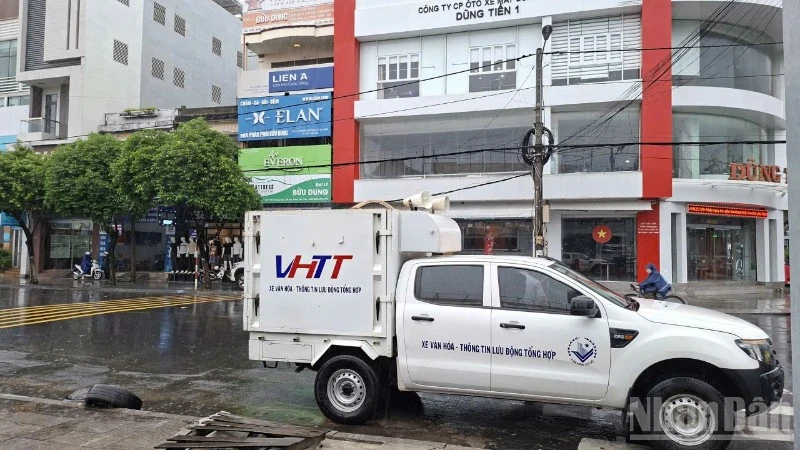 Xe thông tin lưu động của phường Tuy Hòa liên tục cảnh báo diễn biến của bão và tuyên truyền người dân chủ động phòng, chống.