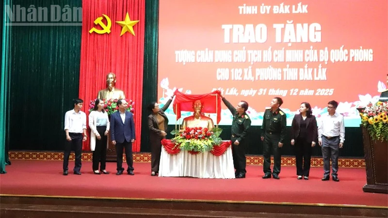 Lãnh đạo Tỉnh ủy Đắk Lắk và Bộ Chỉ huy Quân sự tỉnh Đắk Lắk trao tặng tượng chân dung Chủ tịch Hồ Chí Minh cho 102 xã, phường trên địa bàn tỉnh.