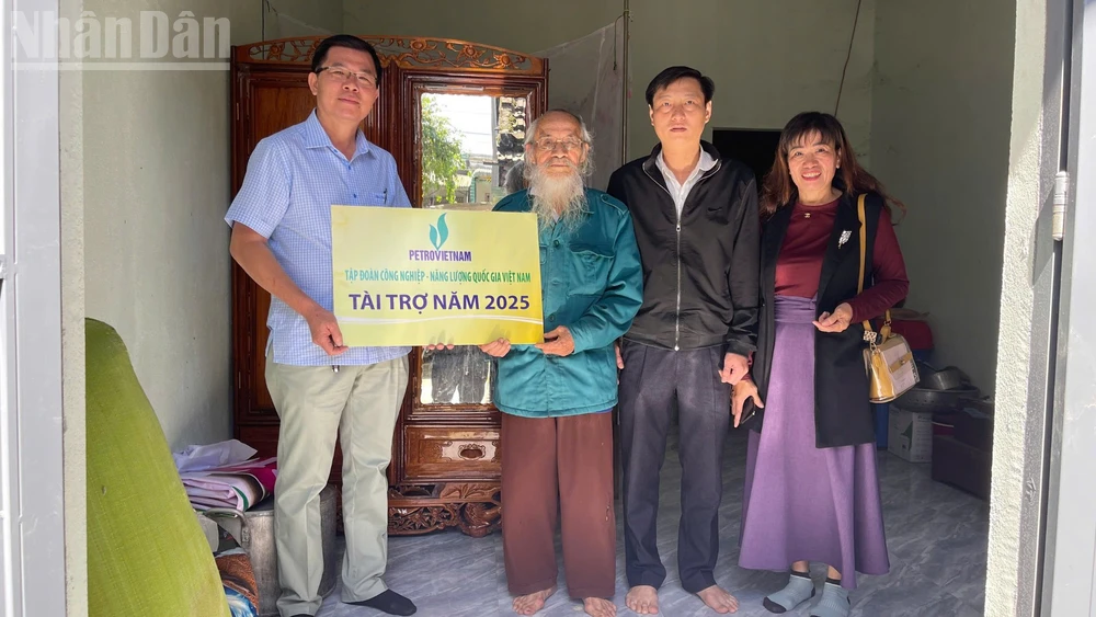 Được sự ủy quyền của lãnh đạo Báo Nhân Dân và PetroVietnam, nhà báo Nguyễn Công Lý, Trưởng văn phòng đại diện Báo Nhân Dân tại Đắk Lắk trao tặng nhà Đại đoàn kết cho hộ ông Hộ ông Nguyễn Như Ý, ở thôn 4, xã M’Drắk.