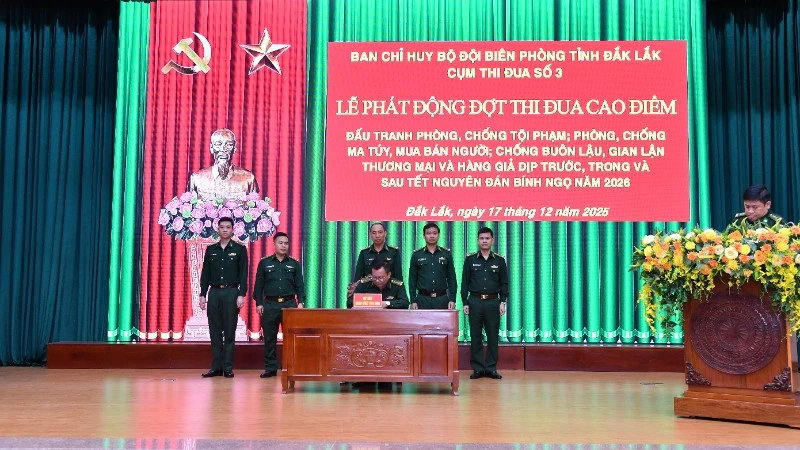 Đại diện các đơn vị ký kết thi đua.