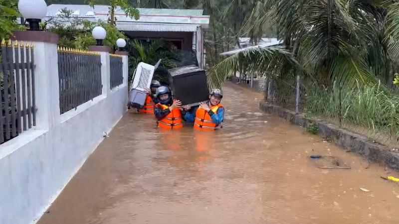 Lực lượng vũ trang tỉnh Đắk Lắk giúp nhân dân vùng lũ di chuyển tài sản đến nơi an toàn.