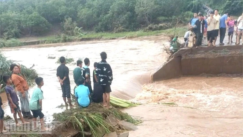 Cầu dân sinh số 2 tại buôn H’Mông, xã Ea Kiết bị nước lũ cuốn trôi, gây chia cắt tạm thời việc đi lại của người dân trong buôn.