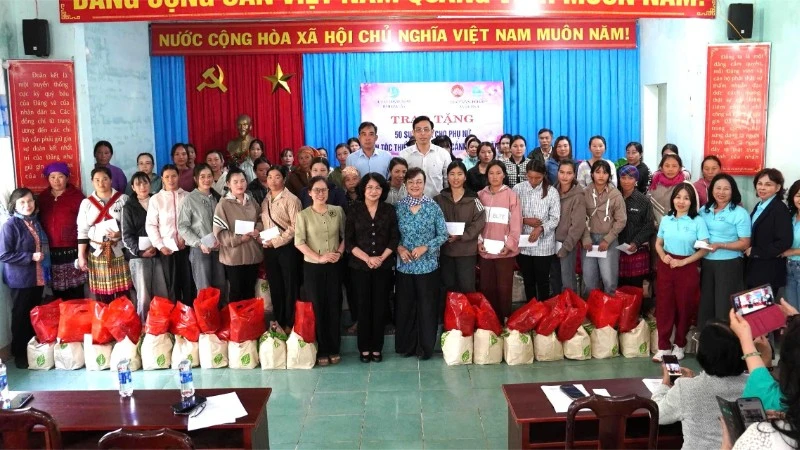 Nguyên Phó Chủ tịch nước Đặng Thị Ngọc Thịnh (người mặc áo đen đứng giữa hàng đầu) và đoàn nguyên cán bộ lãnh đạo nữ Thành phố Hồ Chí Minh tặng quà cho các gia đình phụ nữ dân tộc thiểu số có hoàn cảnh khó khăn ở xã Krông Á.