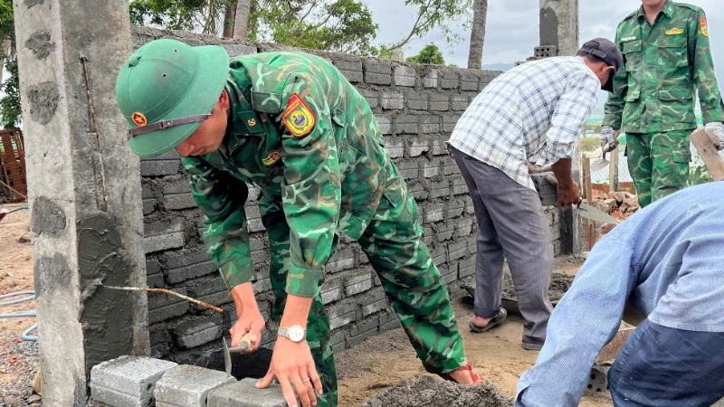Cán bộ, chiến sĩ Đồn Biên phòng Xuân Hòa tham gia xây mới nhà ở cho gia đình chị Phạm Tôn Nữ Lệ Kiều.