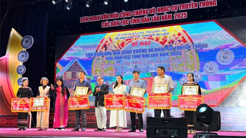 Ban tổ chức liên hoan trao giải cho các đoàn đạt giải.