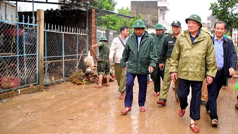 Phó Thủ tướng Thường trực Chính phủ Nguyễn Hòa Bình kiểm tra tình hình mưa lũ trên địa bàn xã Tuy An Tây. 