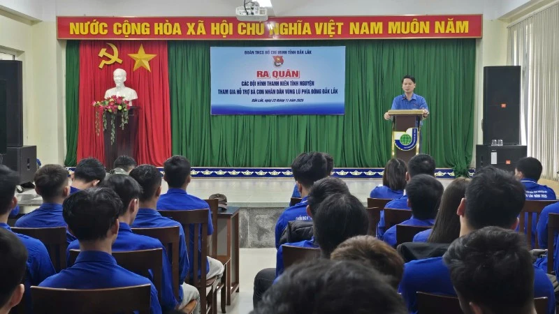 Quang cảnh buổi lễ ra quân.