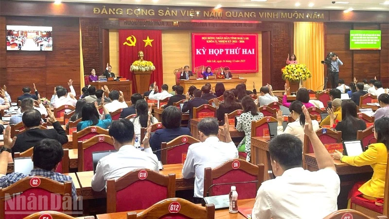 Các đại biểu Hội đồng nhân dân tỉnh Đắk Lắk dự kỳ họp biểu quyết thông qua nghị quyết.