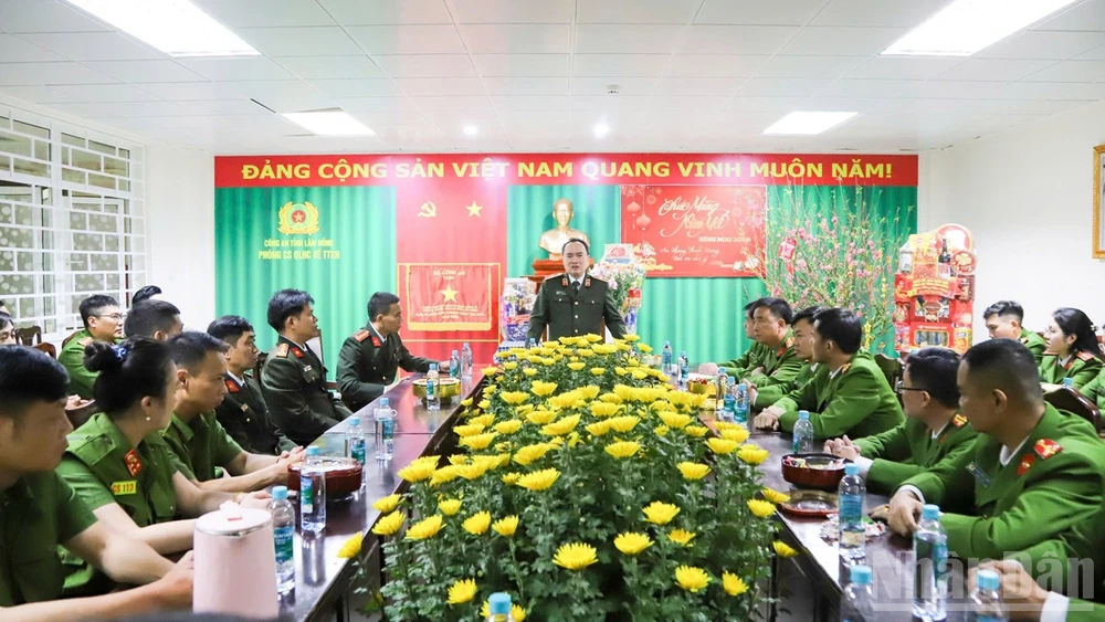 Thiếu tướng Trương Minh Đương, Giám đốc Công an tỉnh Lâm Đồng trực tiếp kiểm tra các đơn vị trực chiến trong đêm giao thừa.