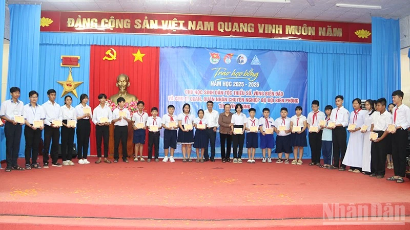 Học sinh có hoàn cảnh khó khăn, hiếu học tỉnh Vĩnh Long nhận học bổng Vừ A Dính.