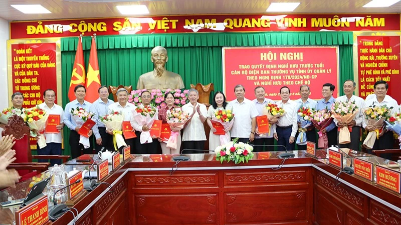 Các đồng chí Thường vụ Tỉnh ủy, Tỉnh ủy viên được Tỉnh ủy Trà Vinh trao quyết định nghỉ hưu theo Nghị định số 178/2024/NĐ-CP ngày 31/12/2024 của Chính phủ.