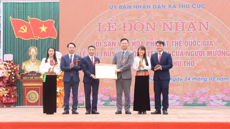 Đại diện Bộ Văn hóa, Thể thao và Du lịch trao bằng công nhận Lễ hội Tết Doi là Di sản văn hóa phi vật thể quốc gia.