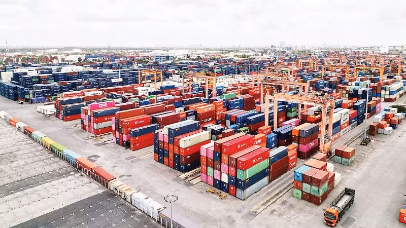 Bãi chứa hàng chờ xuất khẩu tại cảng Tân Vũ, Hải Phòng. (Ảnh TTXVN)