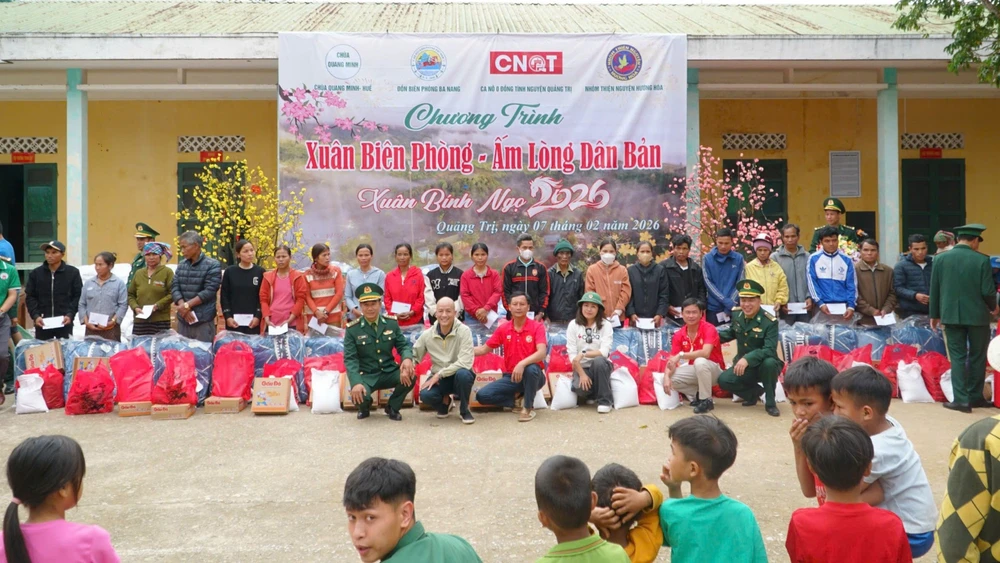 Đồn Biên phòng Ba Nang phối hợp các nhà hảo tâm trao quà cho người dân xã Đakrông.