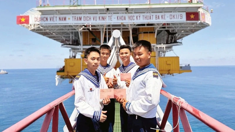 Niềm vui của những chiến sĩ của nhà giàn DK1/9 lần đầu tham gia bầu cử đại biểu Quốc hội và đại biểu Hội đồng nhân dân các cấp.