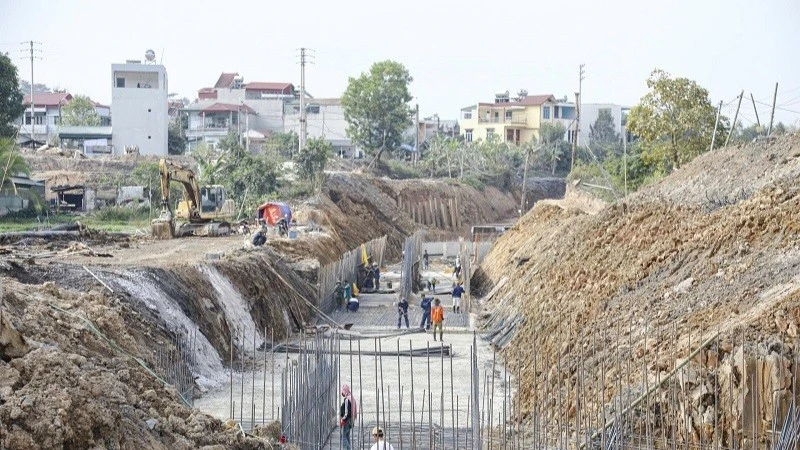 Mỗi ngày có hàng trăm công nhân, thiết bị đang tập trung thi công các gói thầu thuộc dự án đường Động lực Điện Biên.