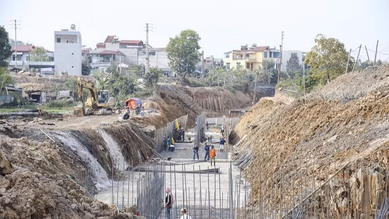 Mỗi ngày có hàng trăm công nhân, thiết bị đang tập trung thi công các gói thầu thuộc dự án đường Động lực Điện Biên.