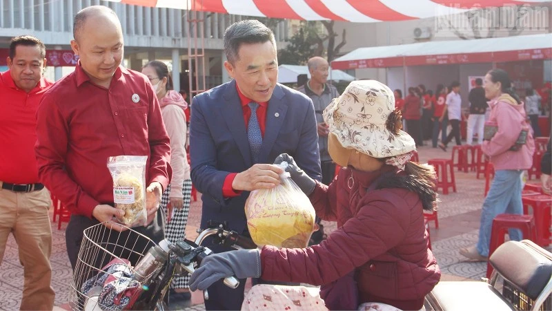 Ban tổ chức trao tặng quà cho người khuyết tật đến chợ Tết 0 đồng.