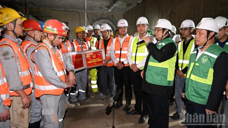 Thủ tướng Chính phủ Phạm Minh Chính tặng quà, động viên, chúc Tết các đơn vị đang thi công tại Dự án tuyến đường sắt đô thị thí điểm đoạn Nhổn-Ga Hà Nội. (Ảnh: Trần Hải)