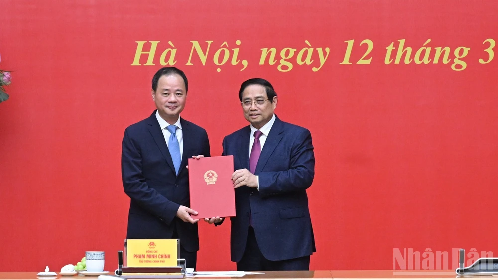 Thủ tướng Phạm Minh Chính trao Quyết định cho đồng chí Trần Hồng Thái giữ chức Chủ tịch Viện Hàn lâm Khoa học và Công nghệ Việt Nam.