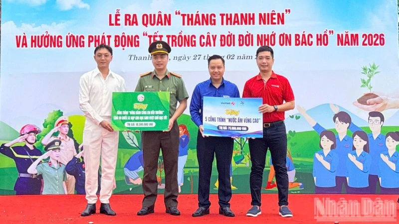 Trao tặng các công trình thanh niên.