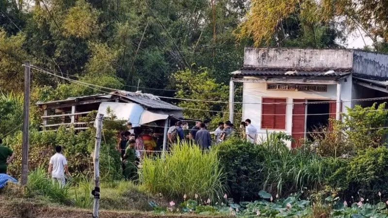 Lực luợng công an vẫn tiếp tục điều tra vụ 4 người trong một gia đình tử vong. (Ảnh: TTXVN)