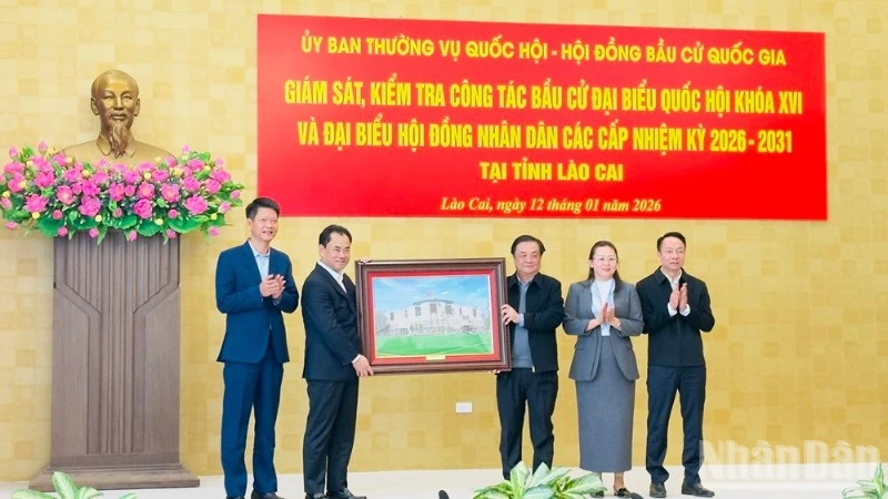 Đồng chí Lê Minh Hoan trao bức tranh kỷ niệm tặng tỉnh Lào Cai. (Ảnh: THANH SƠN)