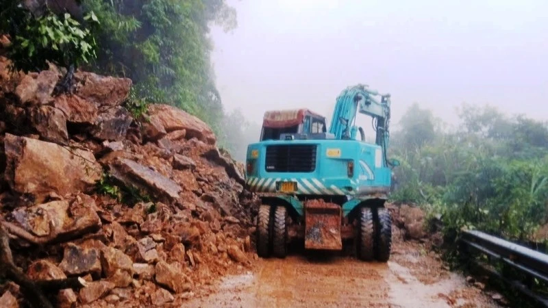 Lực lượng chức năng nỗ lực khắc phục sạt lở đường Hồ Chí Minh qua xã A Lưới 1, thành phố Huế. (Ảnh: D.HUY)