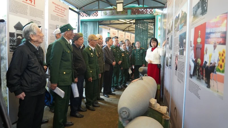 Những cựu chiến binh đầu bạc ôn lại quá khứ hào hùng qua các hình ảnh, tư liệu tại trưng bày.