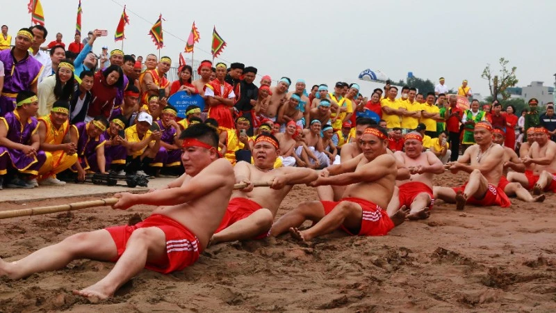 Màn trình diễn kéo co của "chủ nhà" phường Long Biên luôn hấp dẫn và nhận được sự cổ vũ nồng nhiệt từ khán giả.