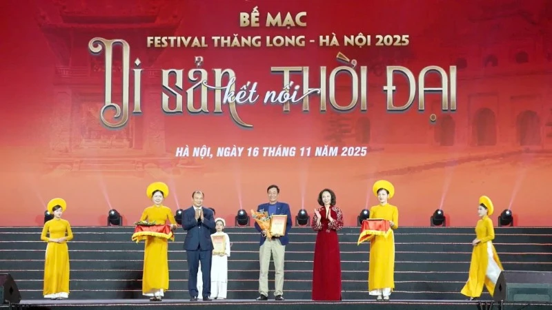 Ban Tổ chức tặng quà lưu niệm tôn vinh những tập thể, cá nhân có đóng góp cho Festival Thăng Long-Hà Nội 2025.