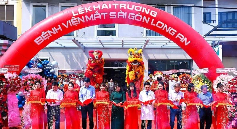 Lãnh đạo Sở Y tế Tây Ninh cùng lãnh đạo Bệnh viện Mắt Sài Gòn Long An cắt băng khánh thành.