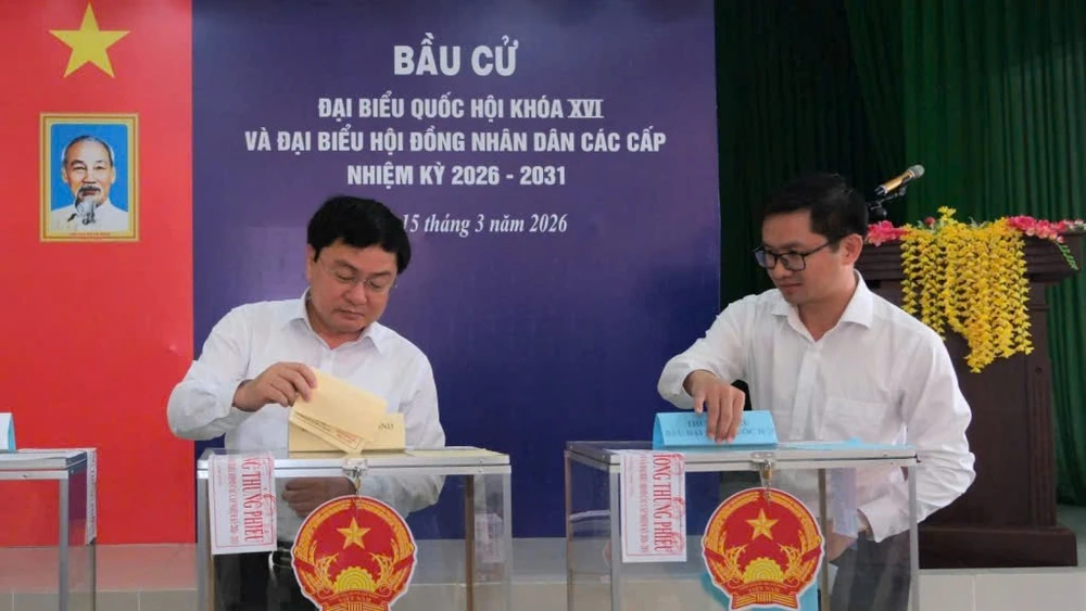 Ủy viên Trung ương Đảng, Bí thư Tỉnh ủy Nguyễn Văn Quyết bỏ phiếu tại Tổ bầu cử số 37, đơn vị bầu cử số 24, phường Long An.