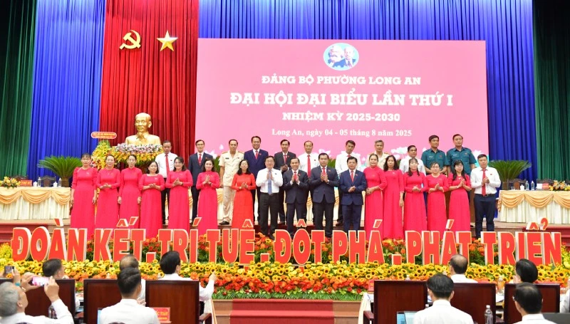 Ban Chấp hành Đảng bộ phường Long An ra mắt đại hội.