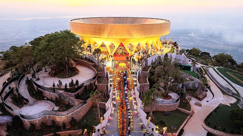 Đỉnh núi Bà Đen nơi An vị tôn tượng Đức Phật Câu Na Hàm Mâu Ni.