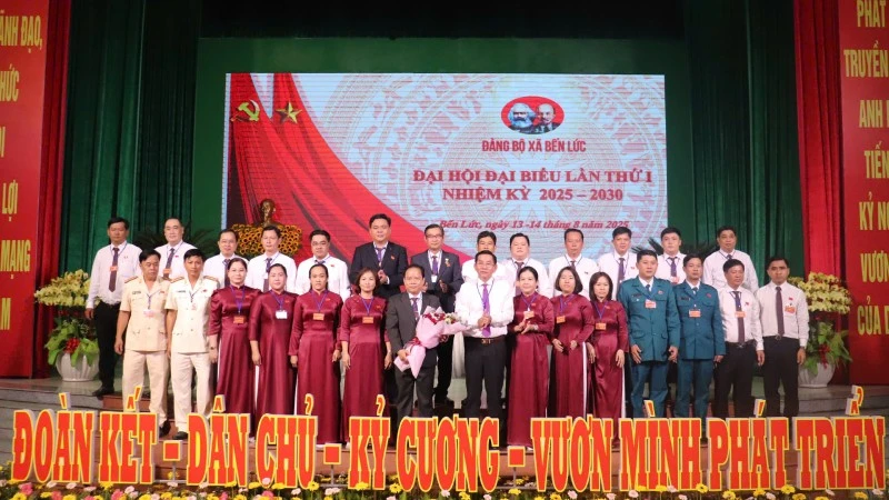 Ban Chấp hành Đảng bộ xã Bến Lức ra mắt Đại hội.