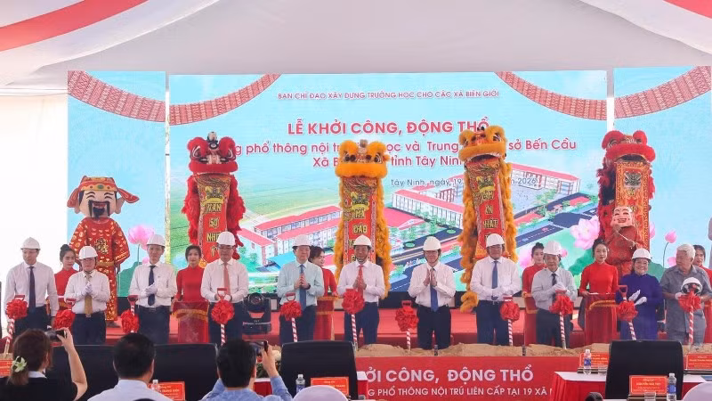 Lãnh đạo, nguyên lãnh đạo Trung ương và tỉnh Tây Ninh động thổ xây dựng Trường phổ thông nội trú tiểu học và trung học cơ sở Bến Cầu tại xã Bến Cầu.