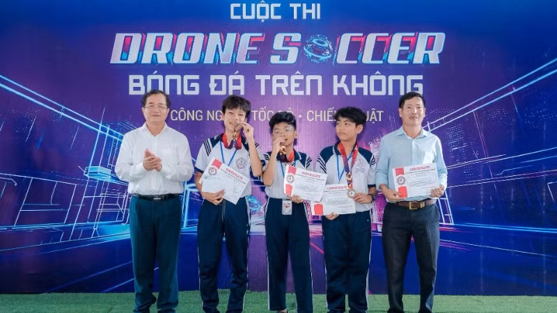 Lãnh đạo Ủy ban nhân dân tỉnh Tây Ninh trao huy chương vàng cho Đội THĐ3 của Trường trung học cơ sở Trần Hưng Đạo đoạt giải Nhất