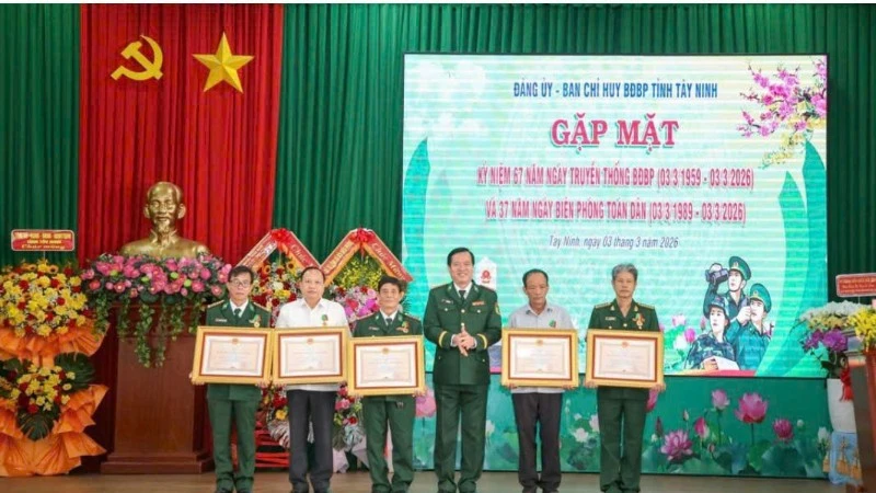 Các cá nhân gồm 13 sĩ quan biên phòng nhận Huân chương Bảo vệ Tổ quốc.