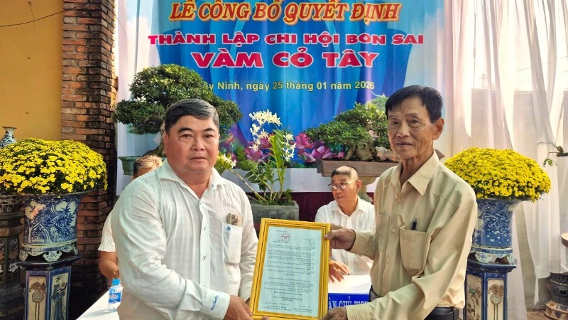 Lãnh đạo Hội sinh vật cảnh Tây Ninh trao Quyết định thành lập Chi hội Bonsai Vàm Cỏ Tây (Tây Ninh) cho Chi hội trưởng (phải).