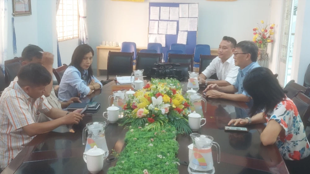 Đại diện các phòng chuyên môn của Sở Y tế tỉnh Phú Yên làm việc với báo chí.