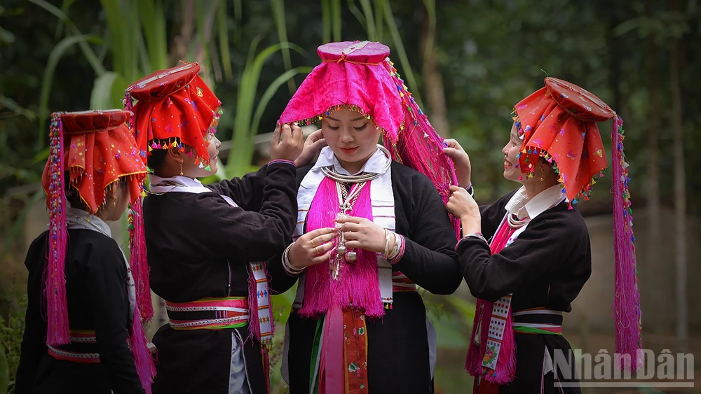 Cô dâu Đặng Thị Dần (thôn Làng Đẩu, xã Phúc Khánh, tỉnh Lào Cai) trong ngày cưới. (Ảnh: Đặng Vũ Linh) 