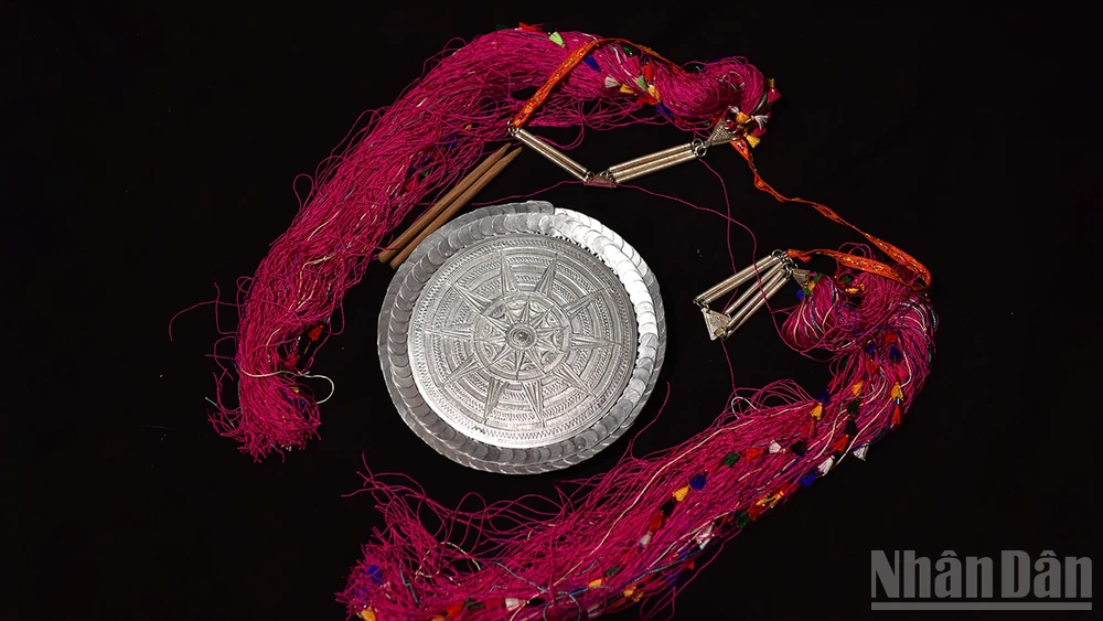 Đĩa bạc bên trong chiếc mũ truyền thống của phụ nữ Dao Tuyển. (Ảnh: ĐẶNG VŨ LINH)