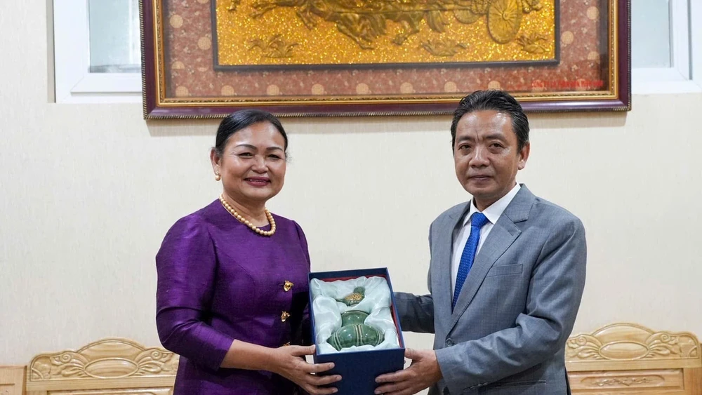 Thứ trưởng Văn hóa, Thể thao và Du lịch Hoàng Đạo Cương tiếp Quốc Vụ khanh Bộ Văn hóa và Nghệ thuật Campuchia Lundi Sannnara.