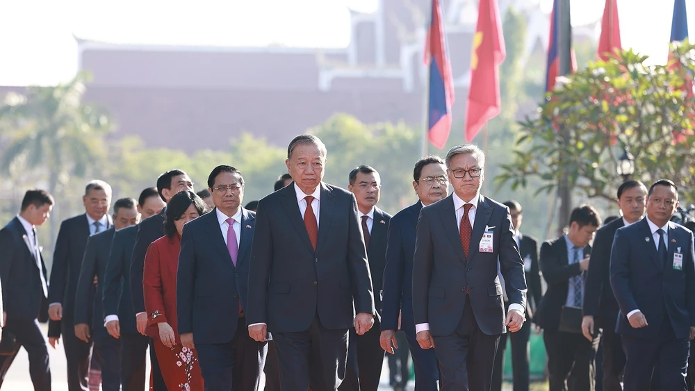 Tổng Bí thư Tô Lâm; Thủ tướng Phạm Minh Chính; Chủ tịch Quốc hội Trần Thanh Mẫn đến đặt vòng hoa tưởng niệm tại Đài tưởng niệm các chiến sĩ vô danh. (Ảnh: Dương Giang/TTXVN)