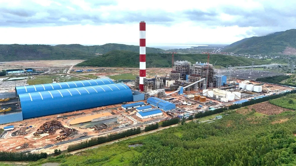 Nhà máy nhiệt điện Quảng Trạch I nhìn từ trên cao.