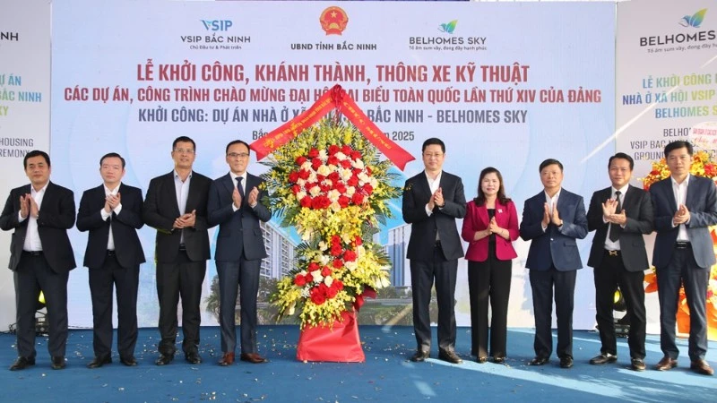 Lãnh đạo tỉnh Bắc Ninh tặng hoa chúc mừng Lễ khởi công dự án nhà ở xã hội VSIP Bắc Ninh-BelHomes Sky.