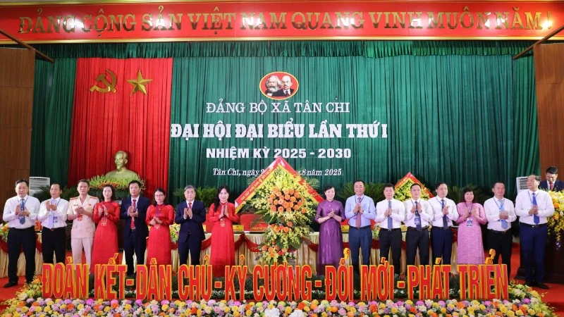 Lãnh đạo tỉnh Bắc Ninh tặng hoa chúc mừng Đại hội.