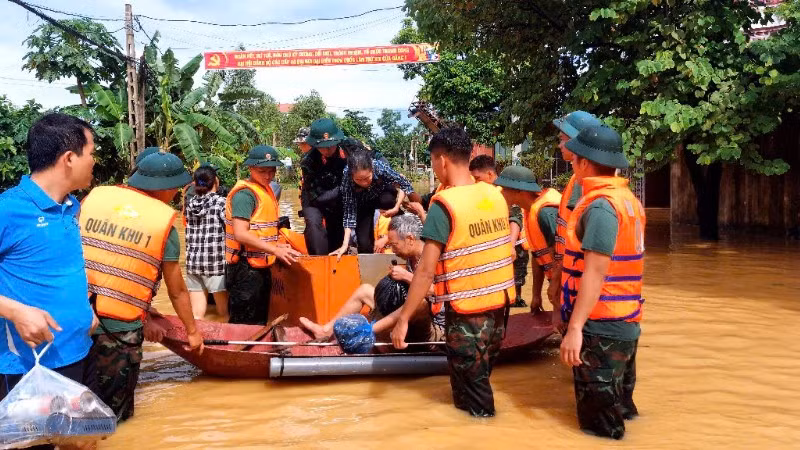 Cán bộ, chiến sĩ Trung đoàn 831, Bộ Chỉ huy quân sự tỉnh Bắc Ninh sơ tán 2 người dân bị gãy chân tại xã Bố Hạ.