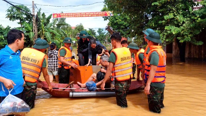 Cán bộ, chiến sĩ Trung đoàn 831, Bộ Chỉ huy quân sự tỉnh Bắc Ninh sơ tán 2 người dân bị gãy chân tại xã Bố Hạ.